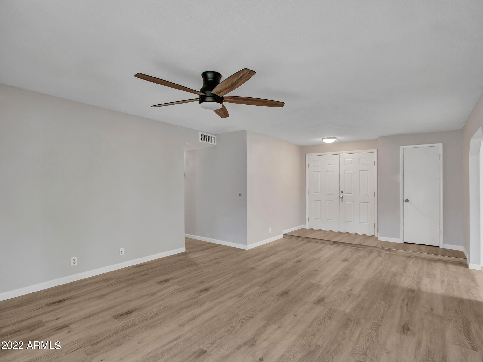 7300 West Hatcher Road Peoria, AZ 85345 - Photo 18 of 36 Living Room