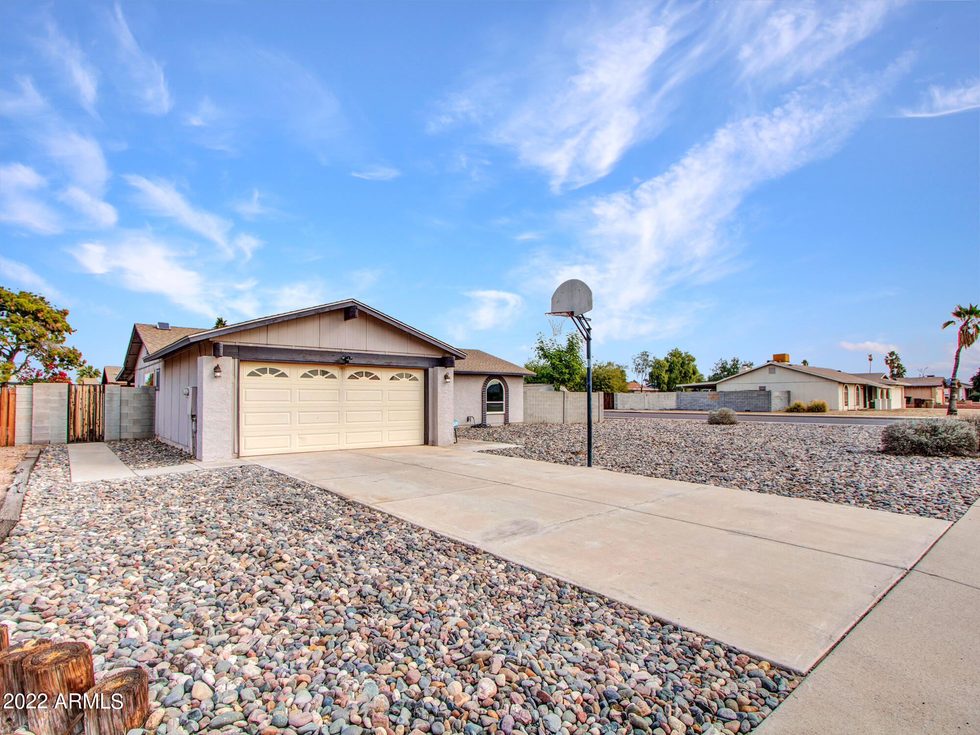 7300 West Hatcher Road Peoria, AZ 85345 - Photo 4 of 36 Extra long Driveway