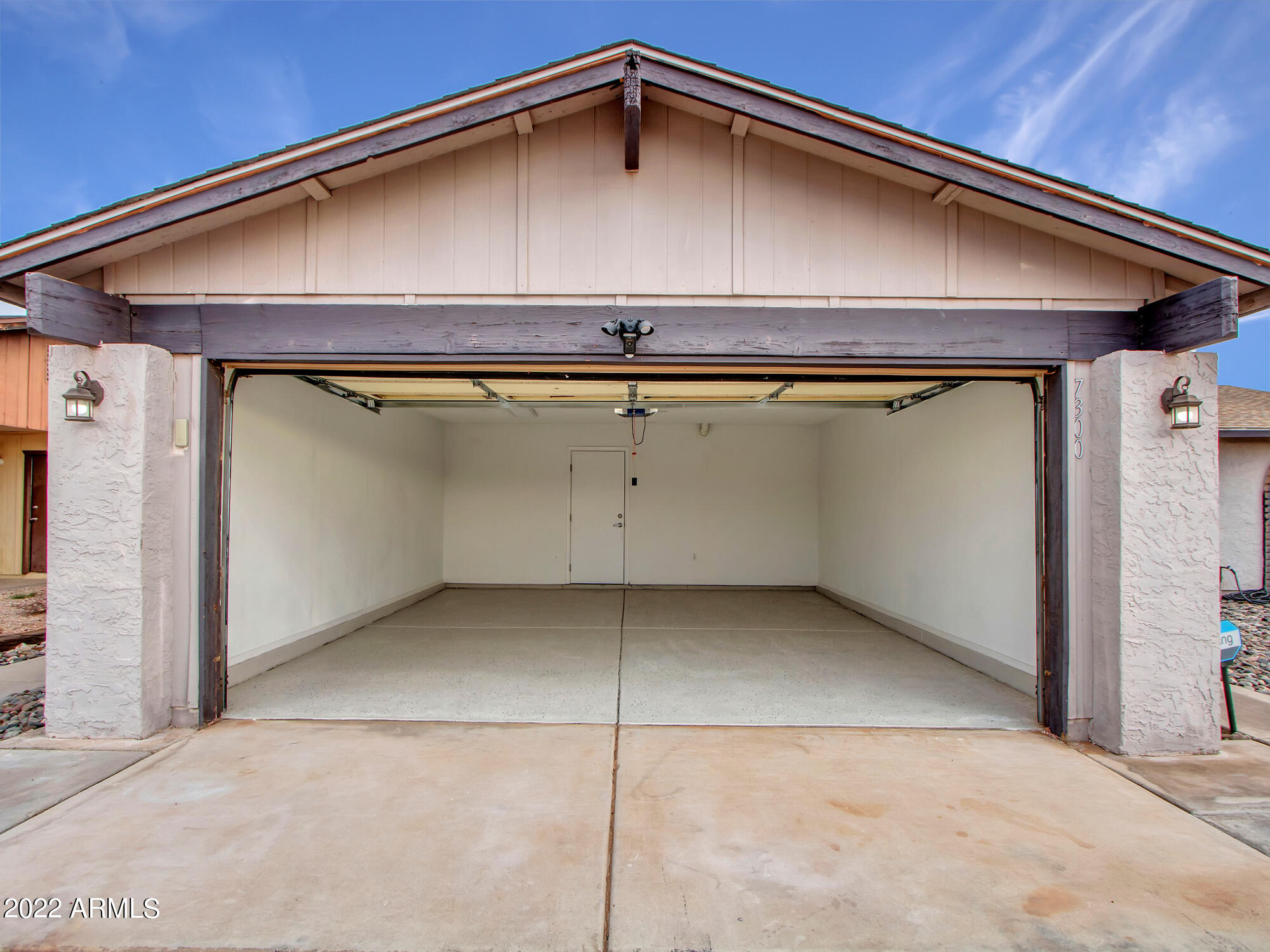 7300 West Hatcher Road Peoria, AZ 85345 - Photo 6 of 36 Garage