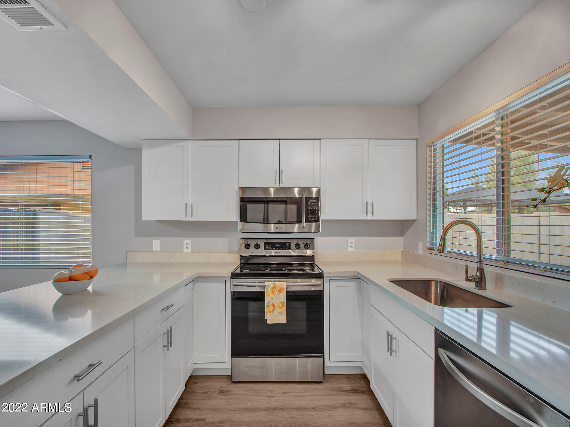 7300 West Hatcher Road Peoria, AZ 85345 - Photo 8 of 36 Kitchen