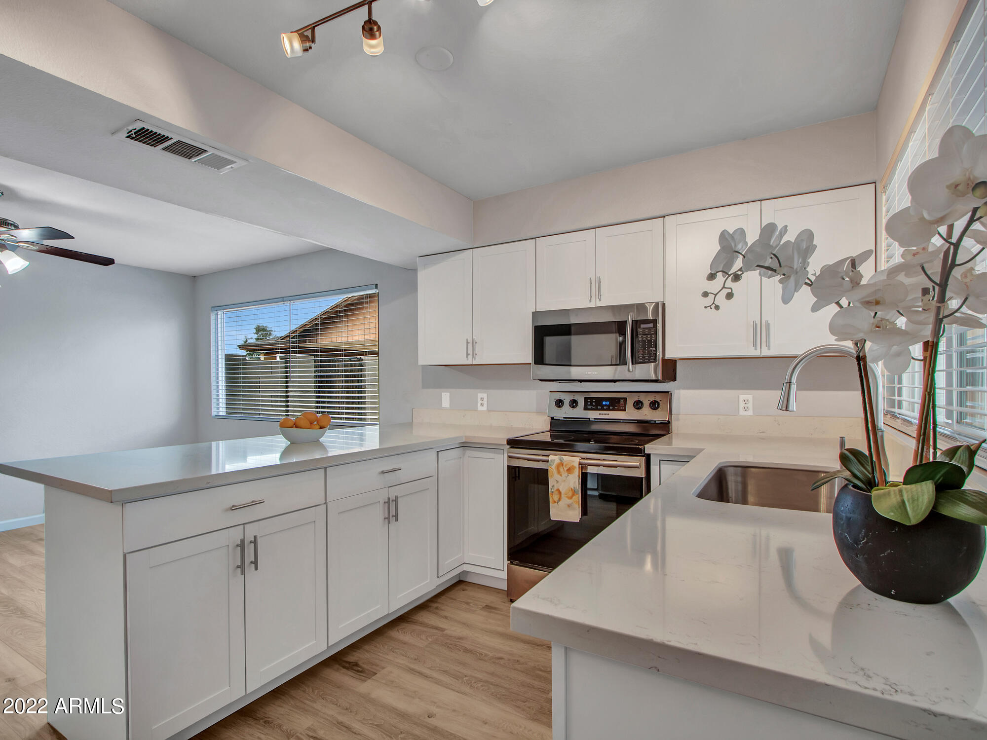 7300 West Hatcher Road Peoria, AZ 85345 - Photo 9 of 36 Kitchen