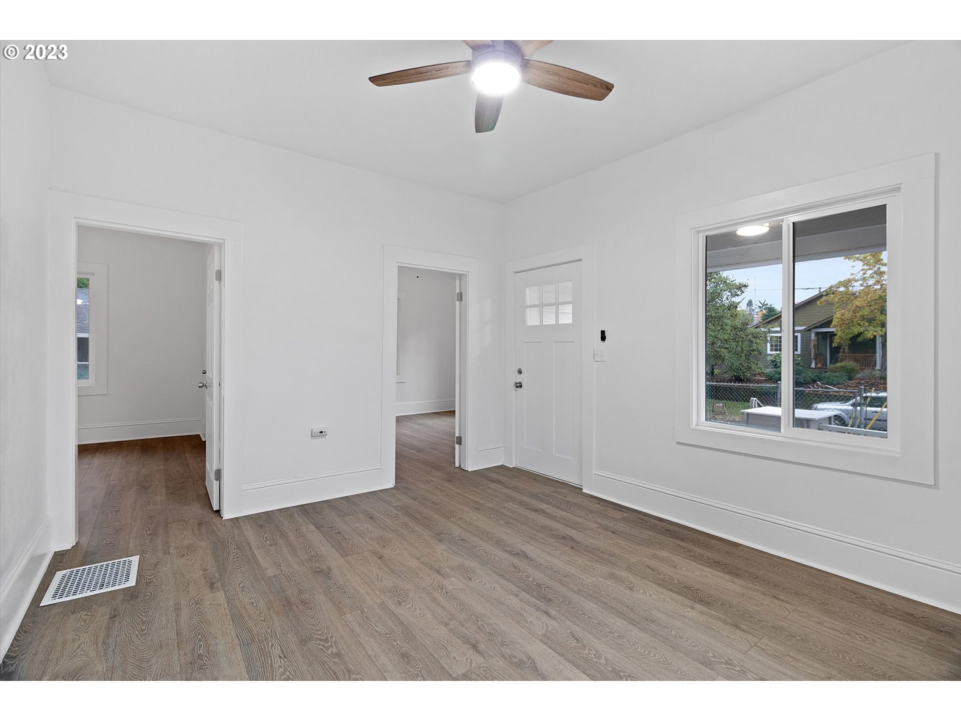 1235 North Kilpatrick Street Portland, OR 97217 - Photo 8 of 27 Living Room/Entrance