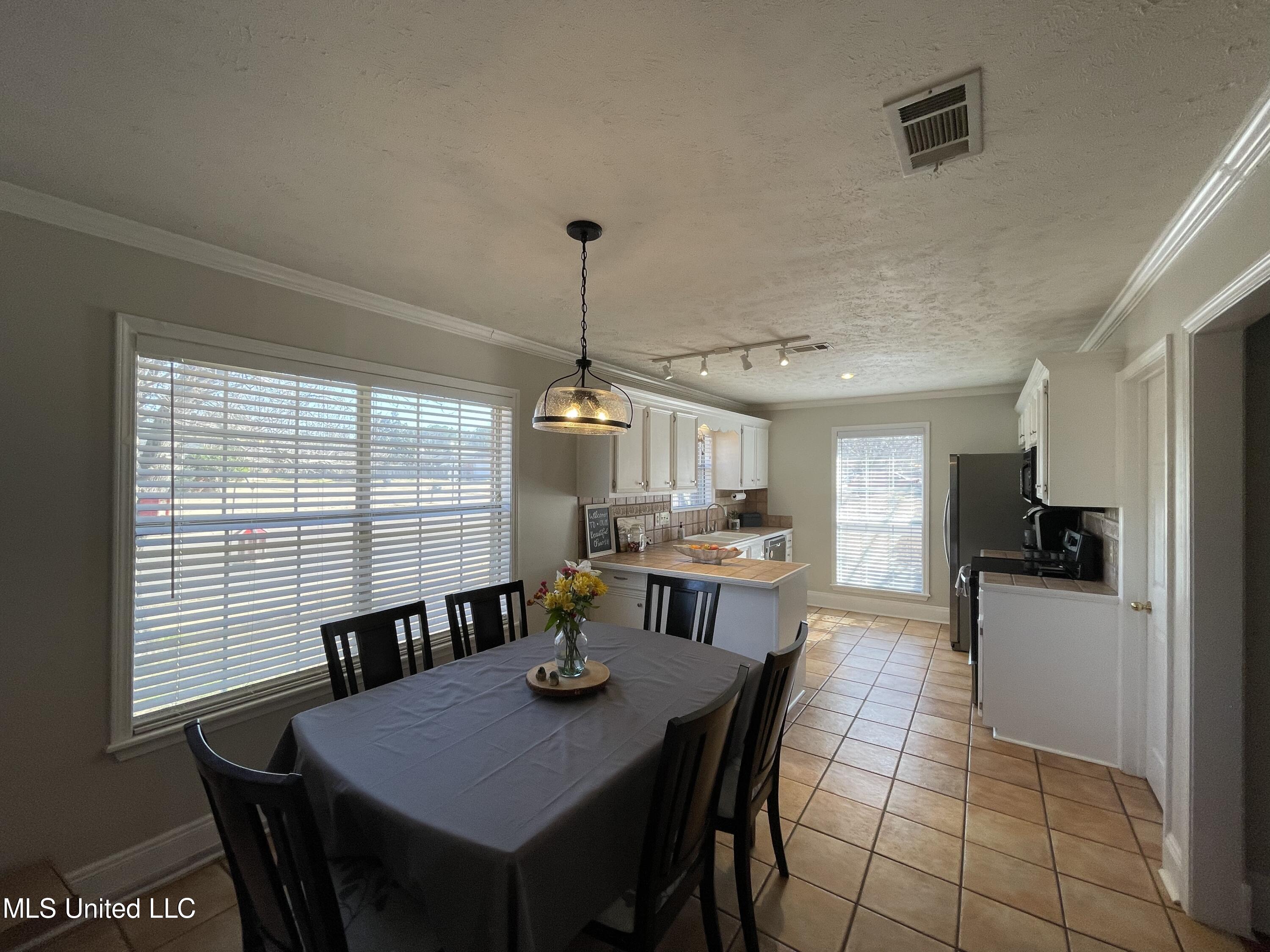 331 Water Oak Road Brandon, MS 39047 - Photo 8 of 17 42CBB7EF-B6C5-4FA0-9338-B22C32FE4BCD