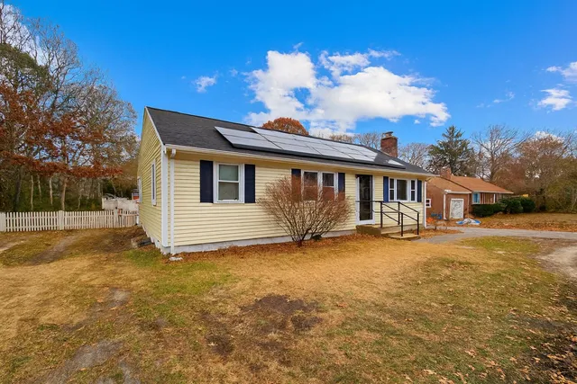 a view of a house with a yard