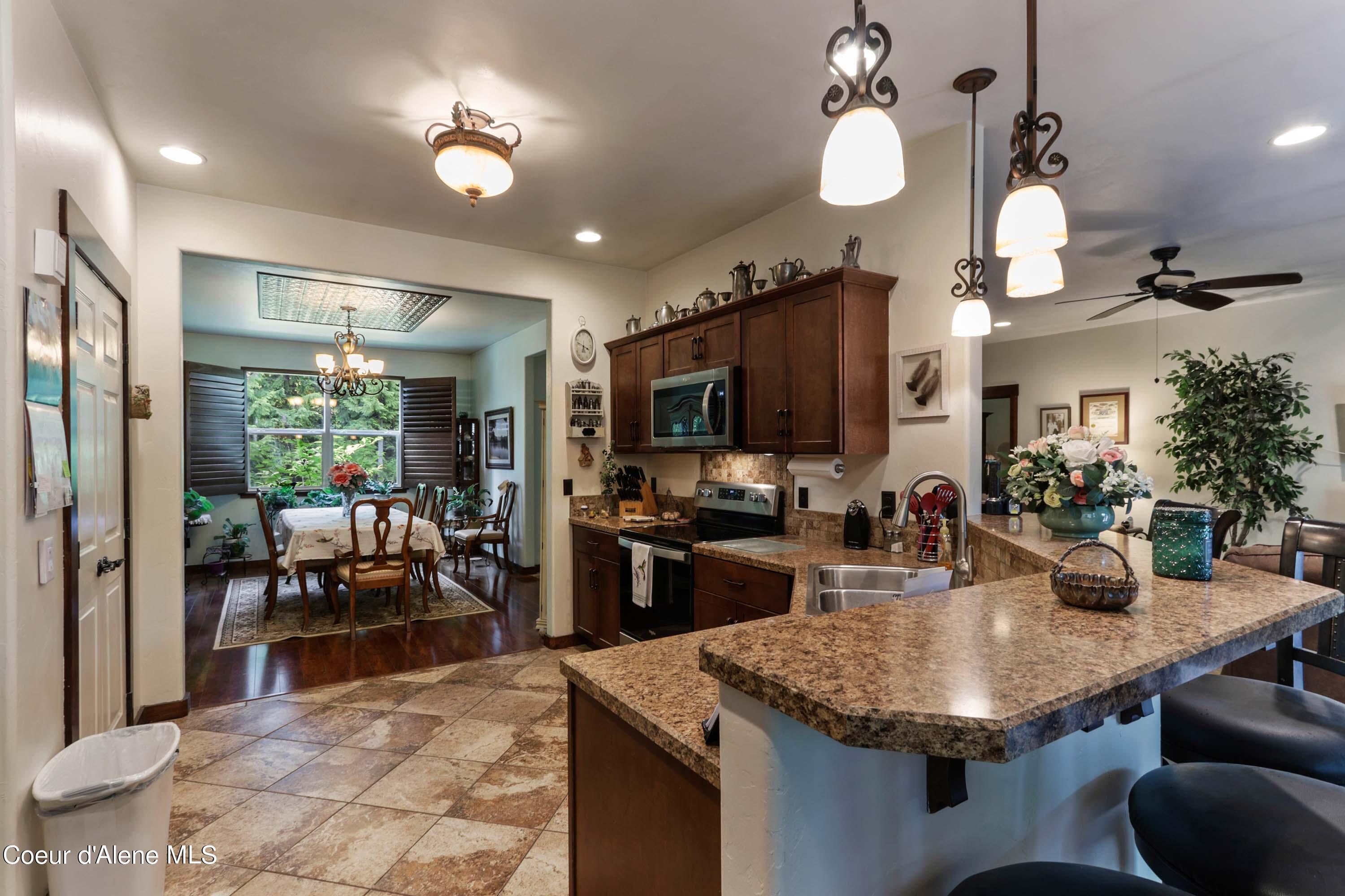518 High Road Sandpoint, ID 83864 - Photo 13 of 57 Kitchen breakfast bar