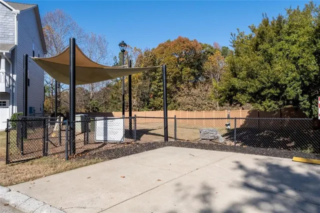 a view of a backyard