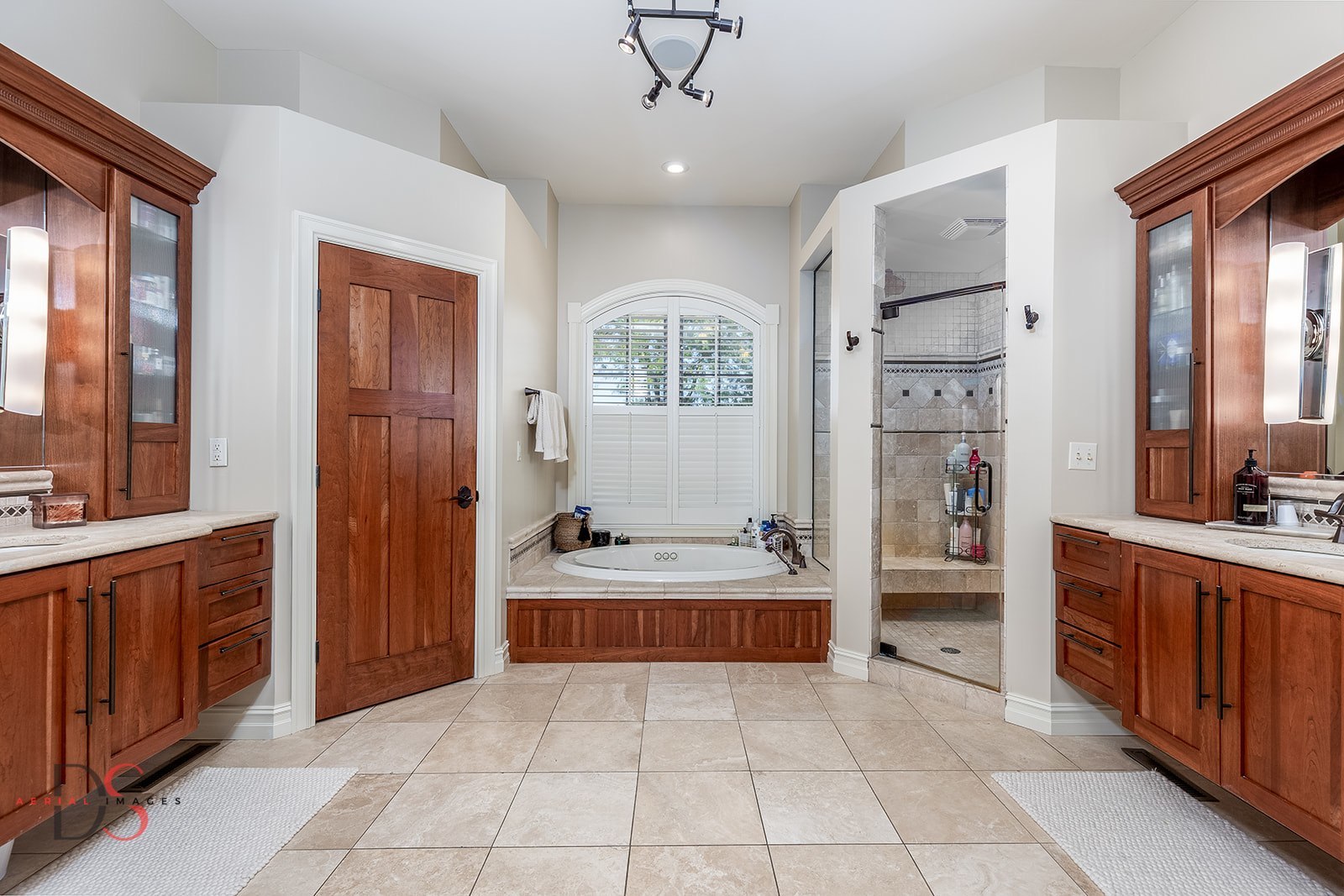 2951 East 1489th Road Ottawa, IL 61350 - Photo 23 of 55 a spacious bathroom with a tub sink and mirror