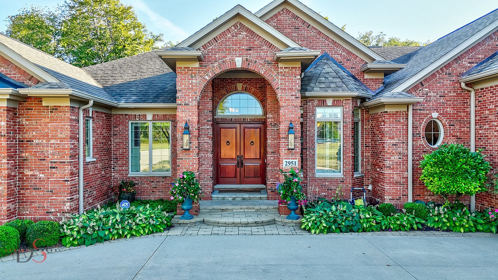 2951 East 1489th Road Ottawa, IL 61350 - Photo 3 of 55 a front view of a house with garden