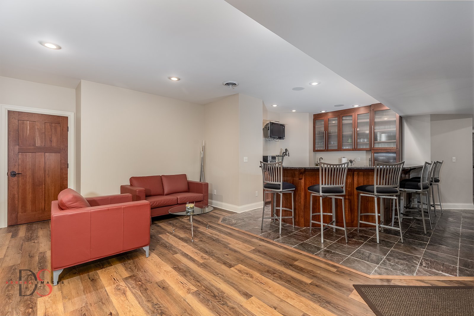2951 East 1489th Road Ottawa, IL 61350 - Photo 35 of 55 a living room with furniture and kitchen view