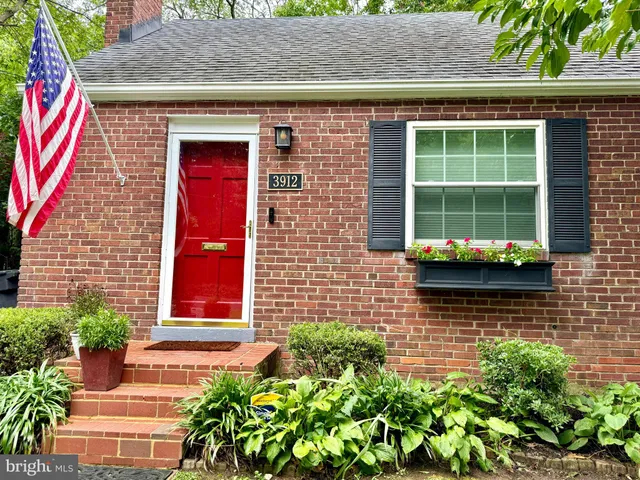 $3,950 | 3912 19th Street South, Arlington, VA 22204