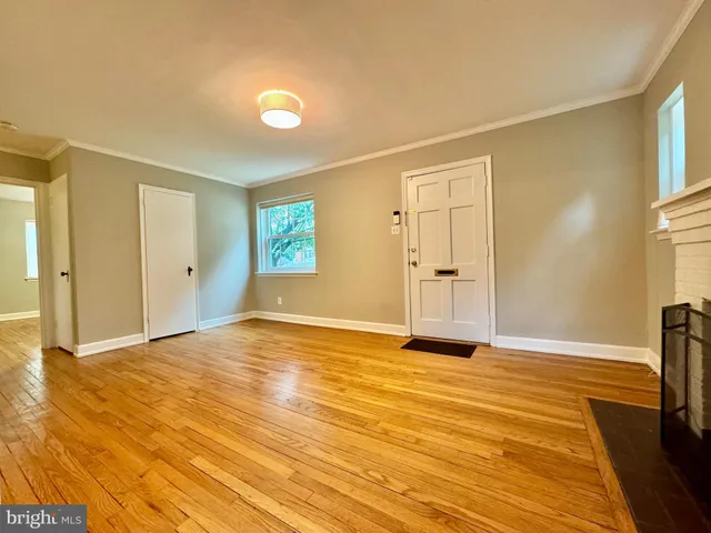 $3,950 | 3912 19th Street South, Arlington, VA 22204