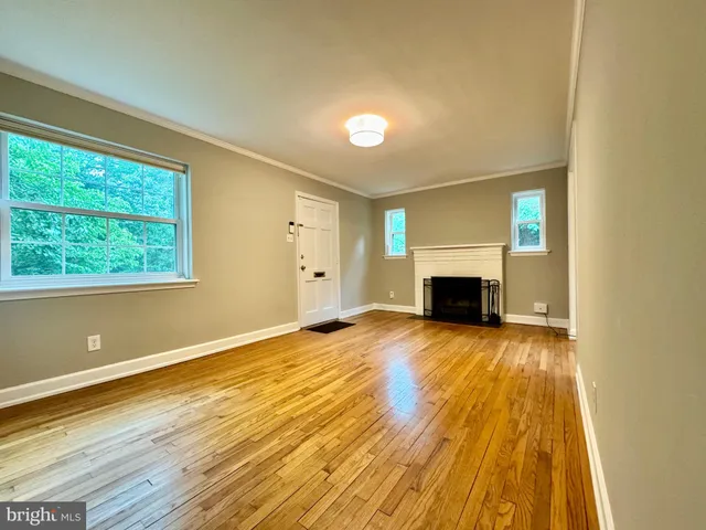 $3,950 | 3912 19th Street South, Arlington, VA 22204