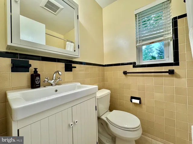 $3,950 | 3912 19th Street South, Arlington, VA 22204