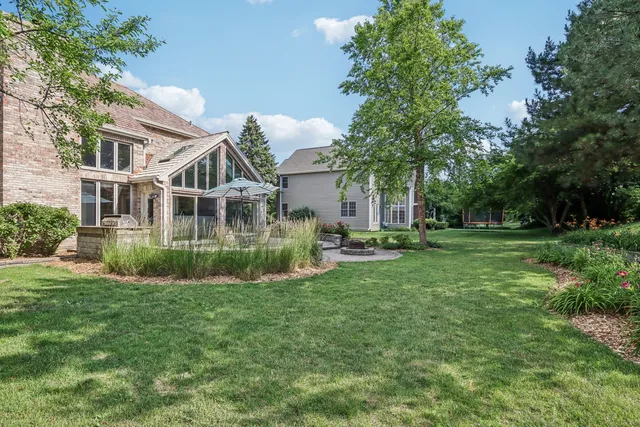 a view of a house with backyard and garden