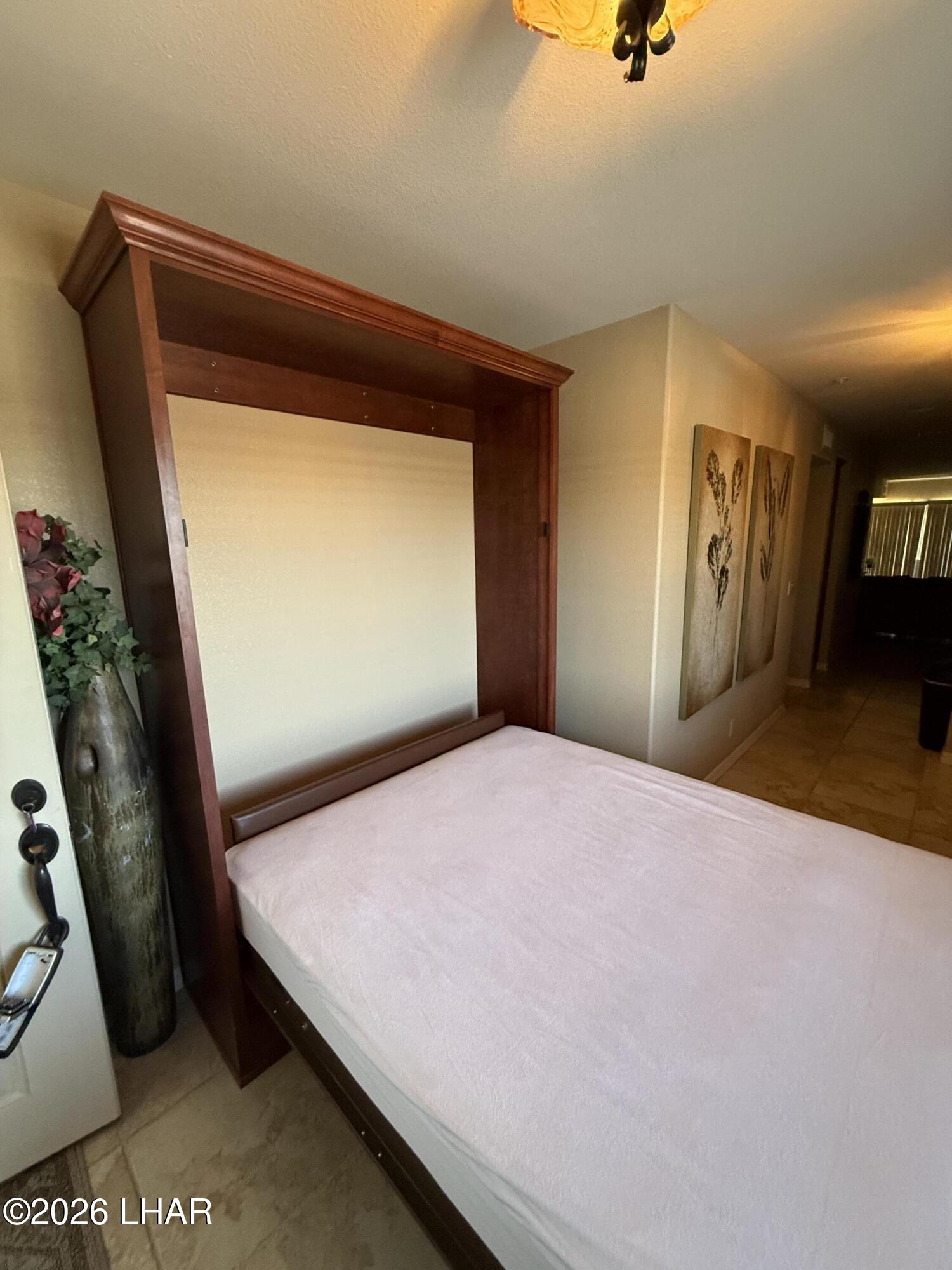 433 London Bridge Road, Unit B101 Lake Havasu City, AZ 86403 - Photo 12 of 35 a bedroom with a bed and a dresser