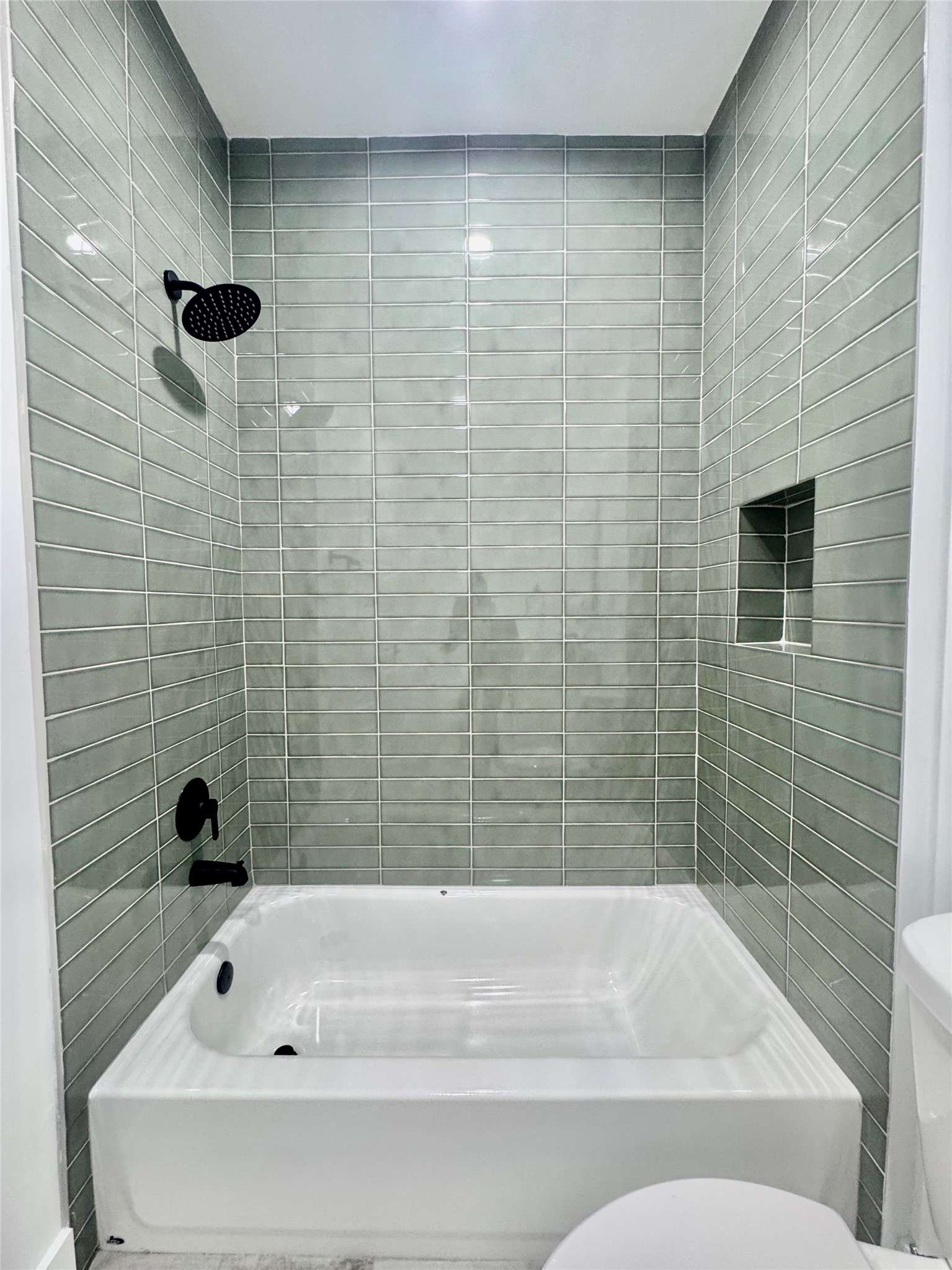 6926 Paris Street, Unit B Houston, TX 77021 - Photo 9 of 20 Beautiful tile surround tub/shower