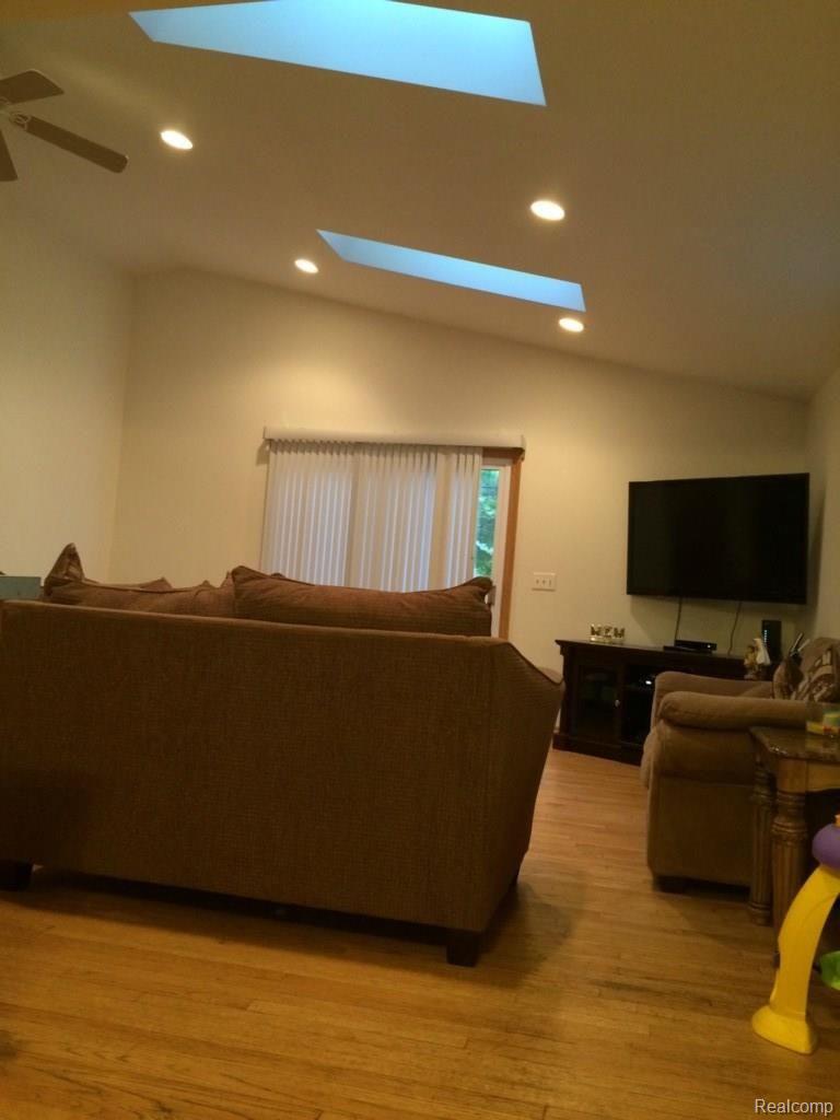 2581 Hessel Avenue Rochester, MI 48307 - Photo 34 of 41 H28.jpg