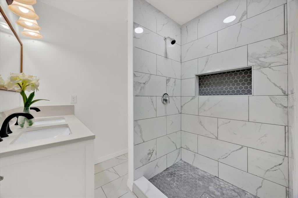 2930 Rio Lane Orlando, FL 32805 - Photo 12 of 28 a bathroom with a shower