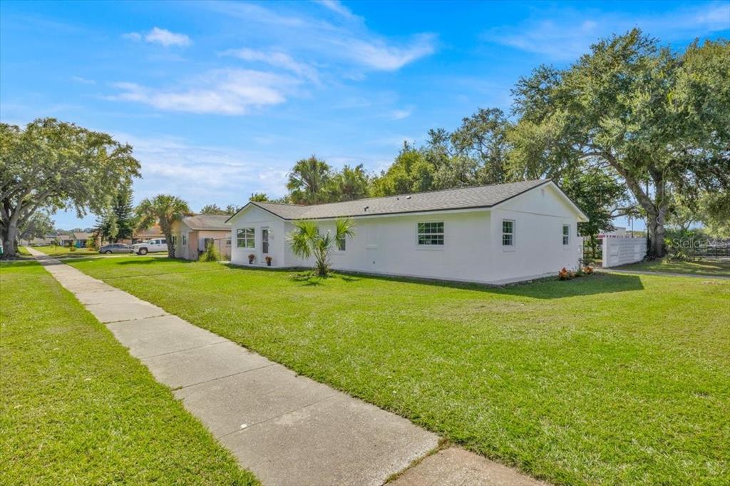 2930 Rio Lane Orlando, FL 32805 - Photo 4 of 28 a view of a house with backyard and garden