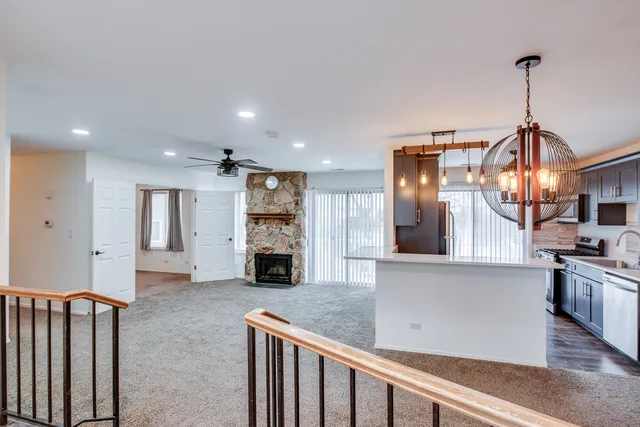 $2,400 | 340 Springlake Lane, Unit D, Aurora, IL 60504