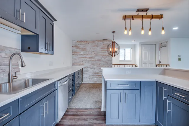 $2,400 | 340 Springlake Lane, Unit D, Aurora, IL 60504