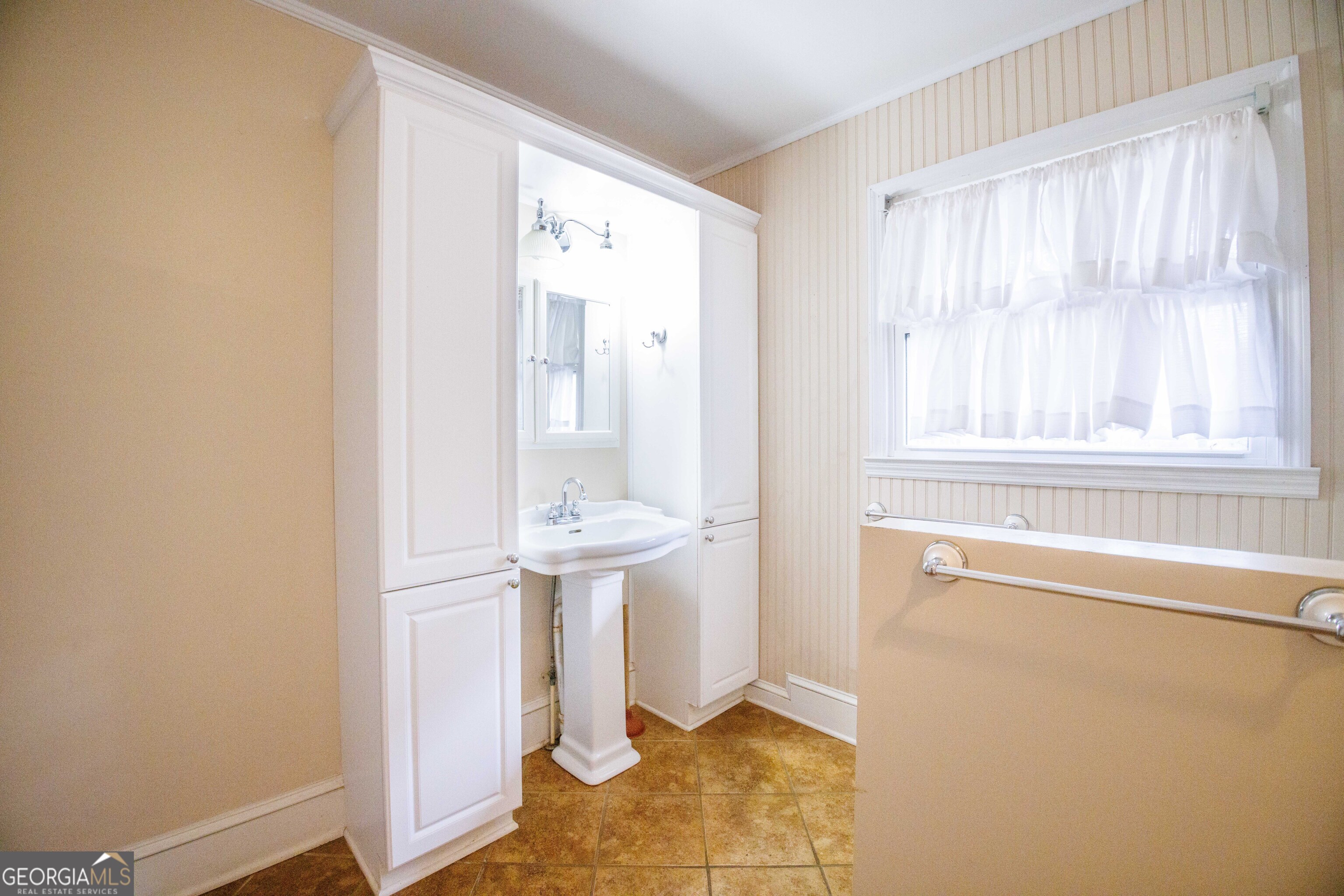 239 Hendry Lane Washington, GA 30673 - Photo 18 of 31 a bathroom with a sink a mirror and a shower