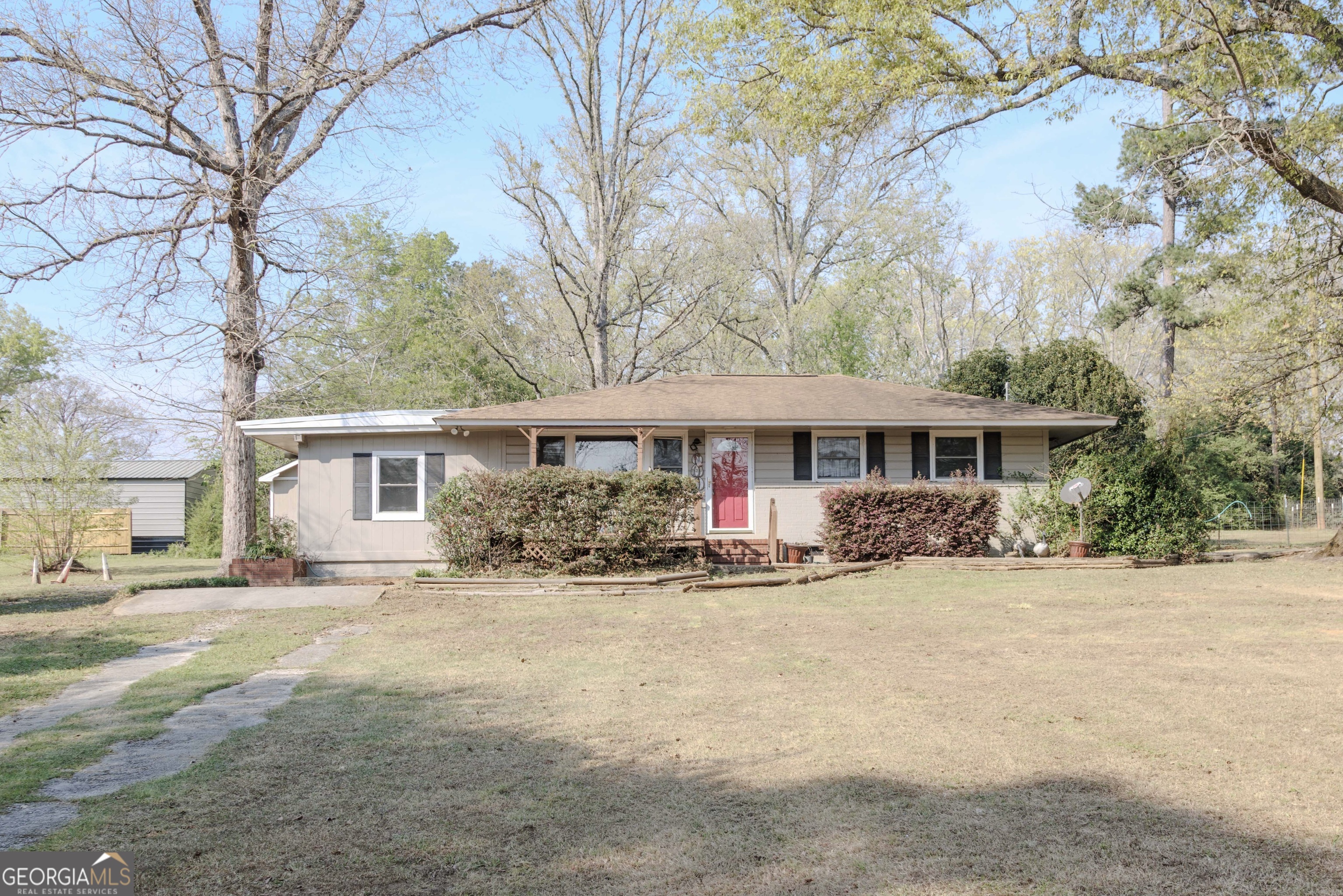 239 Hendry Lane Washington, GA 30673 - Photo 2 of 31 a front view of a house with a yard
