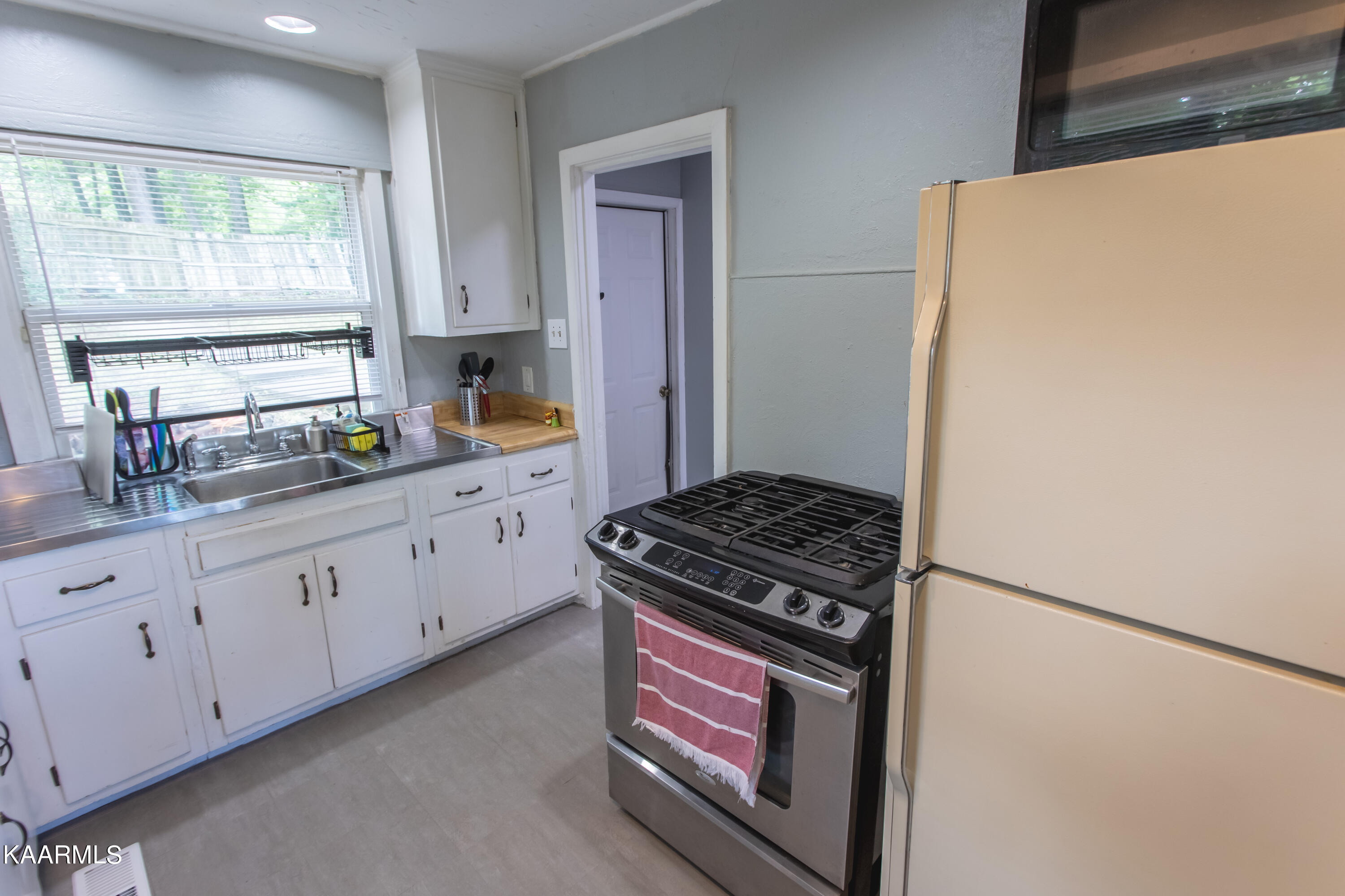 206 Outer Drive Oak Ridge, TN 37830 - Photo 15 of 29 Outer Kitchen 3