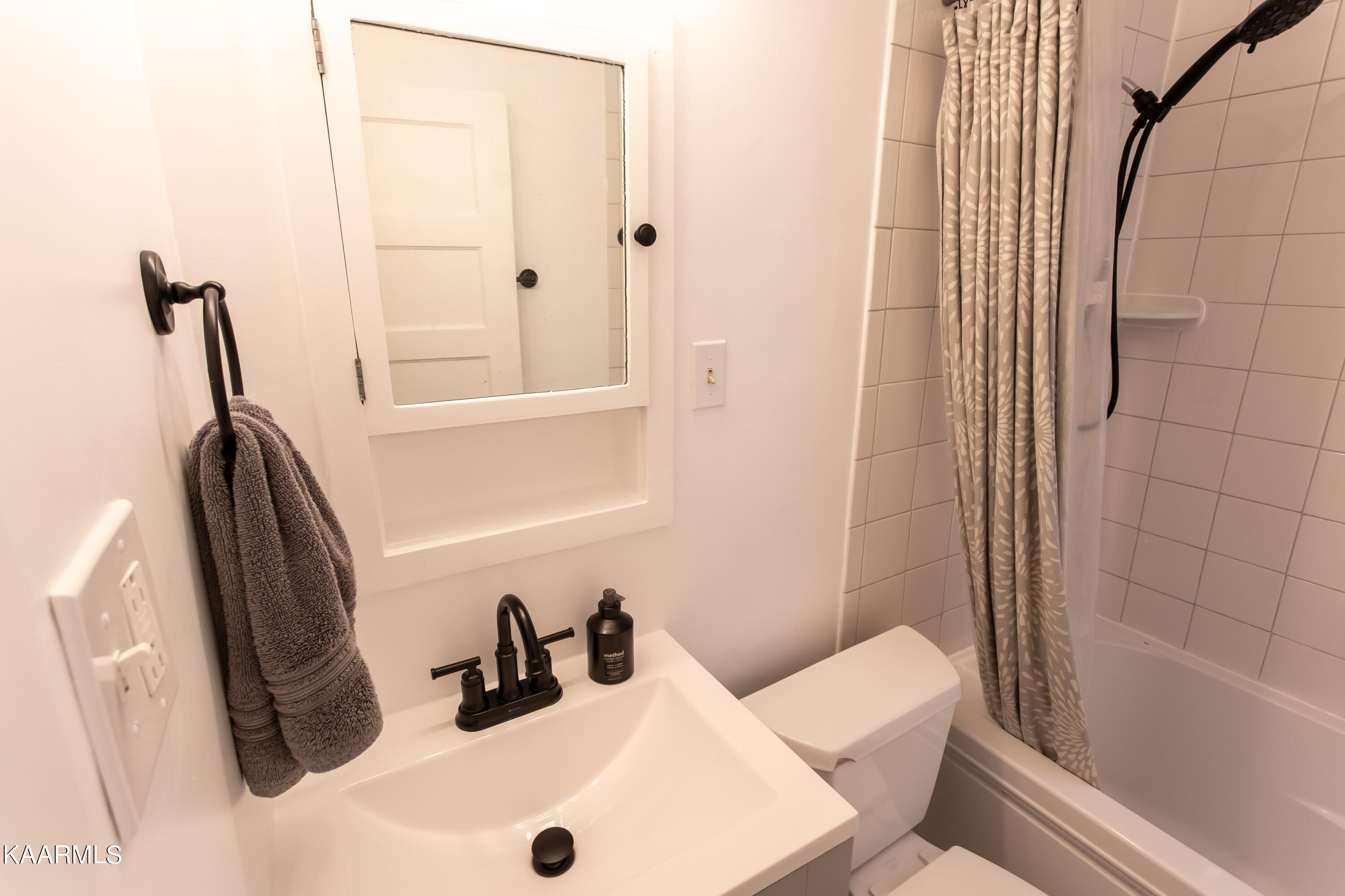206 Outer Drive Oak Ridge, TN 37830 - Photo 26 of 29 Outer House Bathroom 3