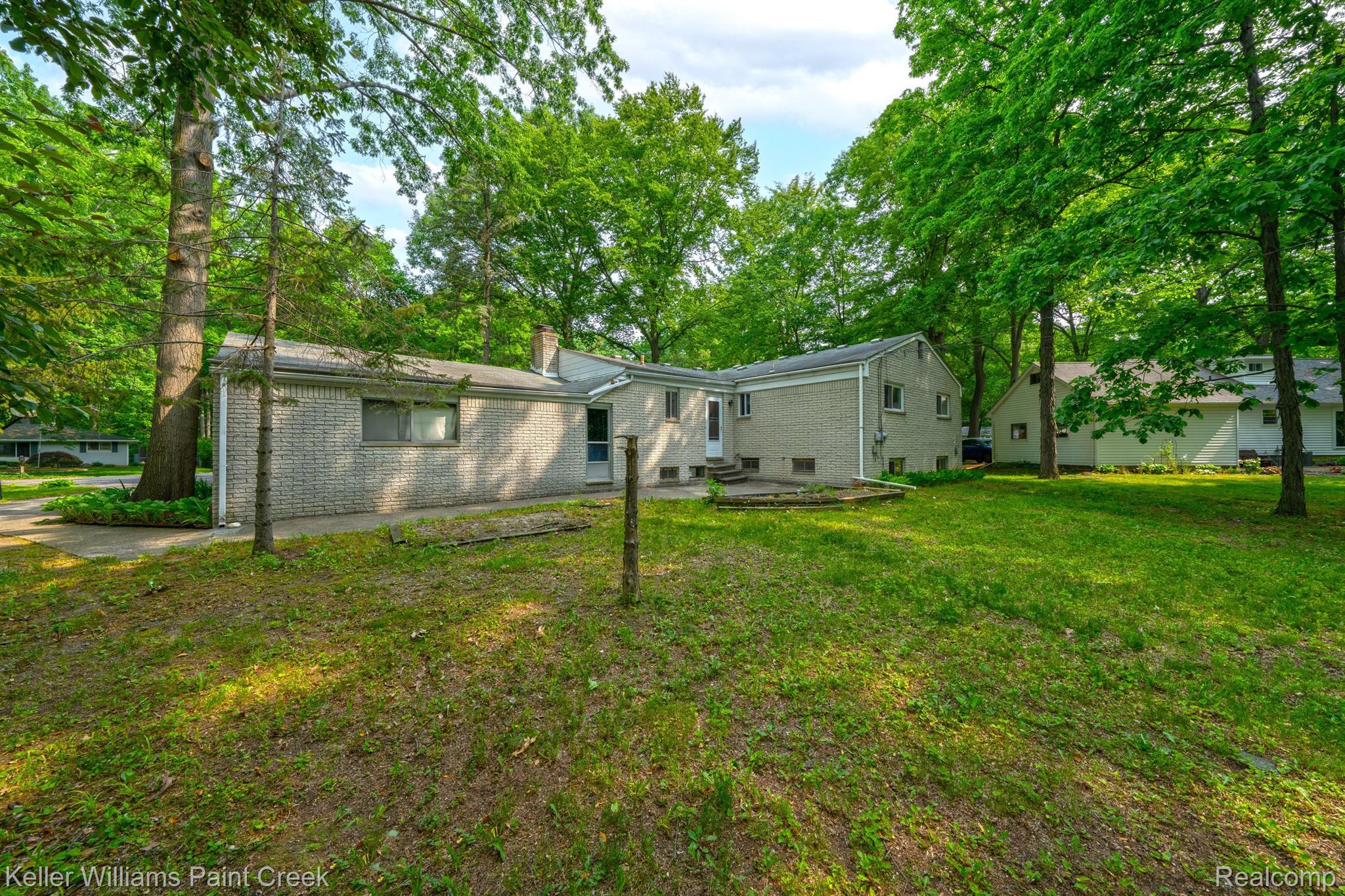 2473 Frankson Avenue Rochester, MI 48307 - Photo 15 of 16 Enormous backyard!