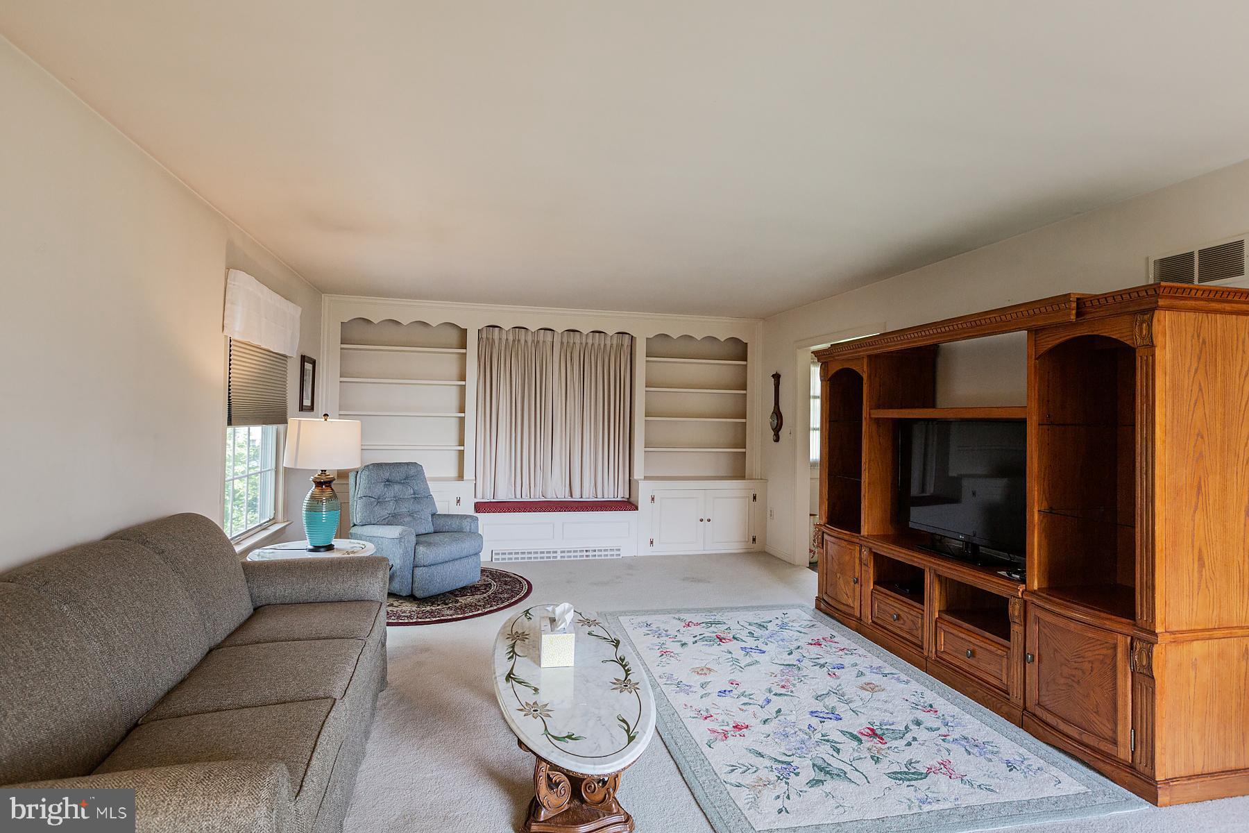 270 Rapho Street Manheim, PA 17545 - Photo 5 of 46 Living Room
