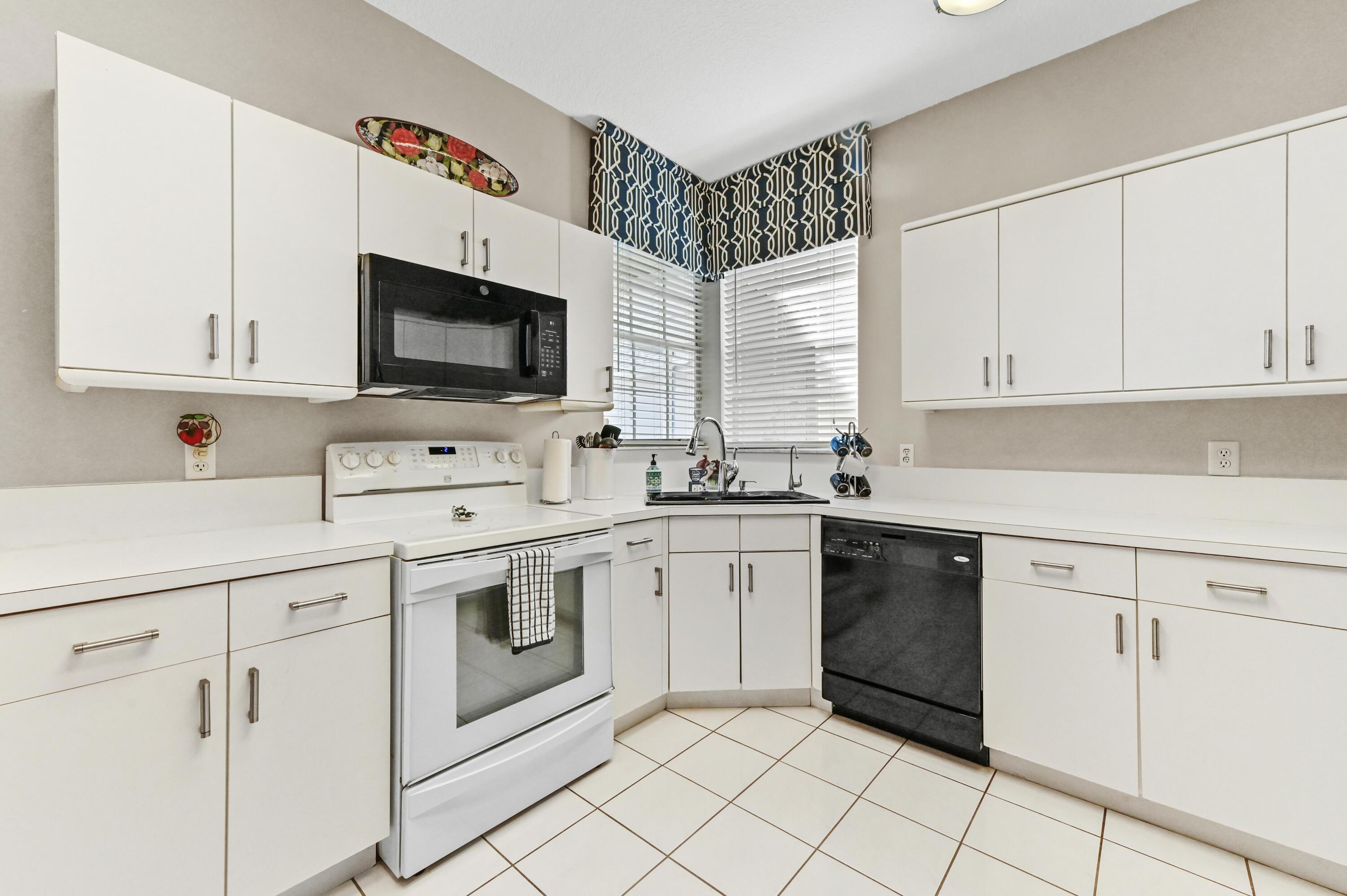 7724 Mansfield Hollow Road Delray Beach, FL 33446 - Photo 19 of 35 Kitchen