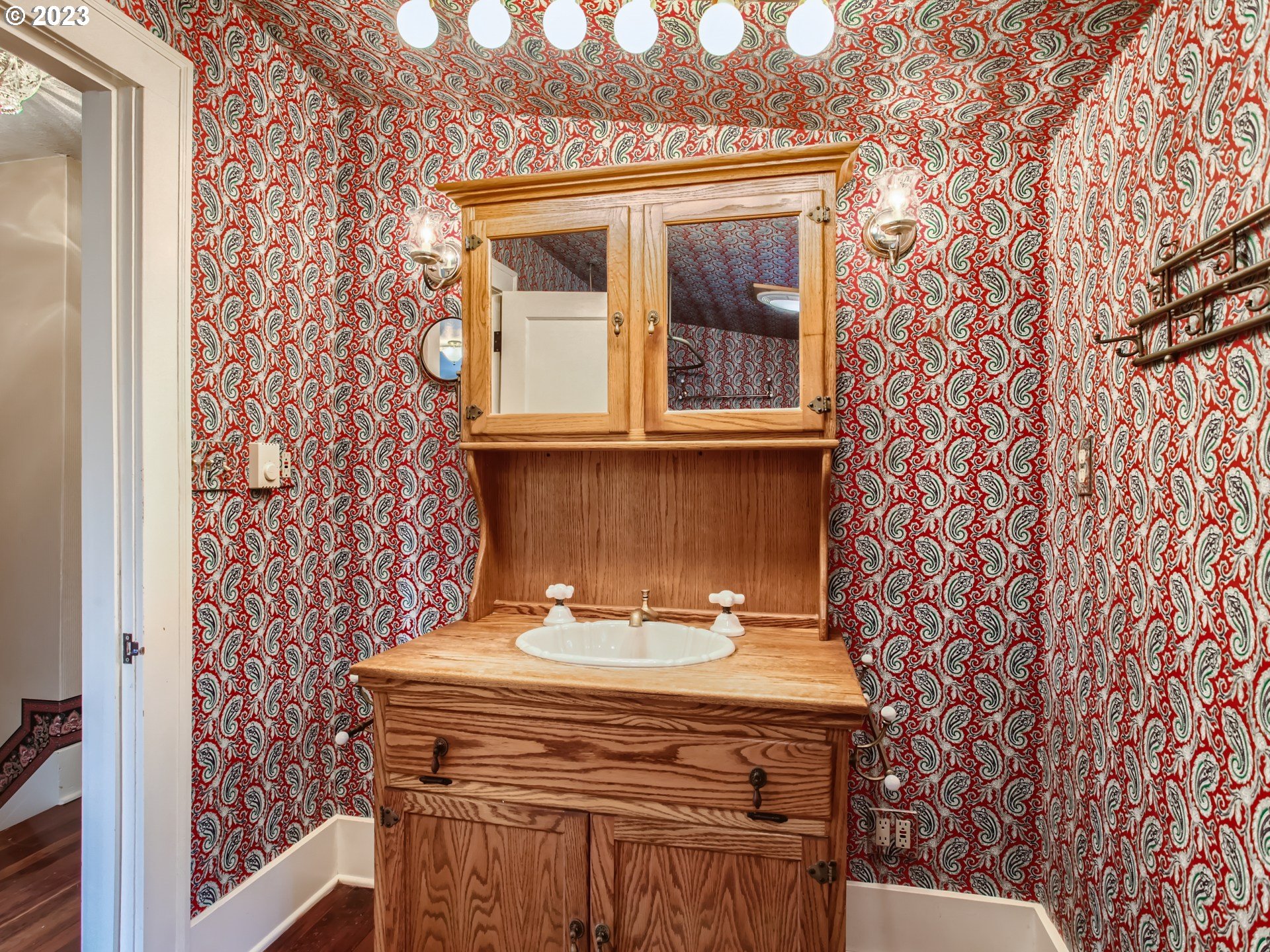 2715 Southwest Taylors Ferry Road Portland, OR 97219 - Photo 18 of 30 Gallery Image 18