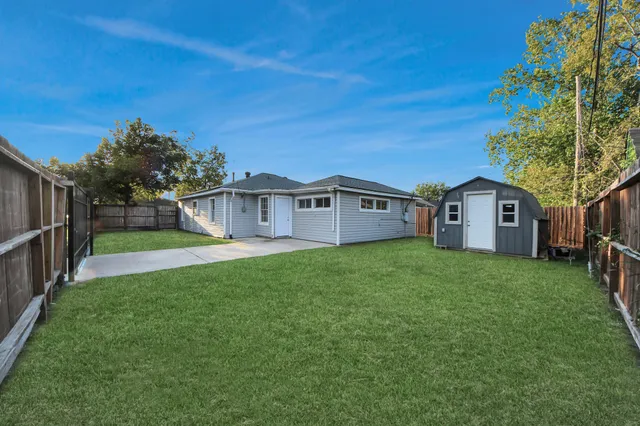 a view of a house with backyard and garden