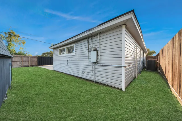 a view of a back yard of the house