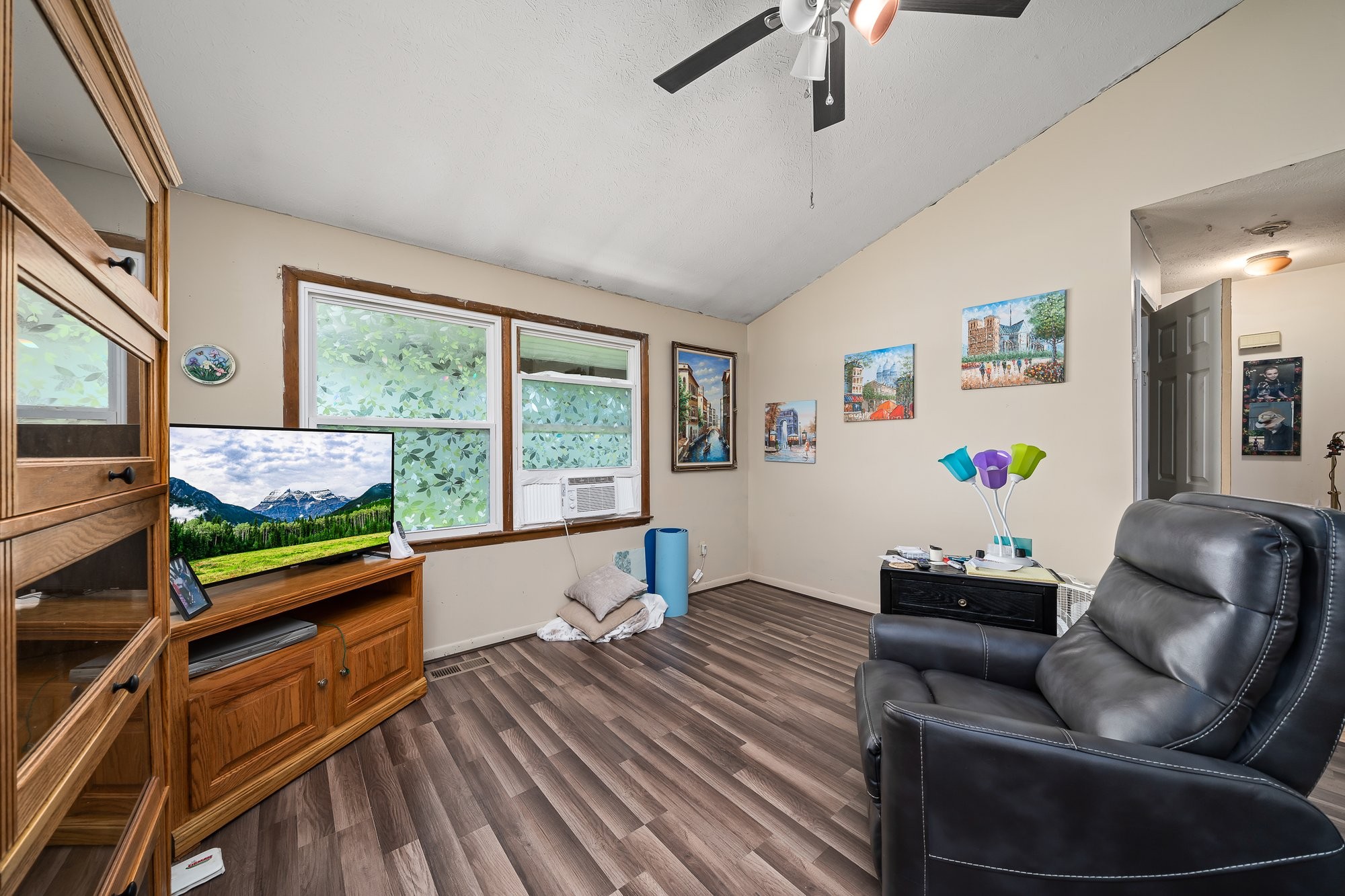 1121 East Gooseneck Road Doyle, TN 38559 - Photo 6 of 20 a living room with furniture and a flat screen tv