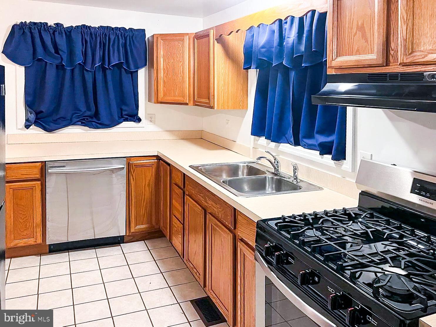 140 Friendship Road Elkton, MD 21921 - Photo 4 of 8 Kitchen area with stainless appliances