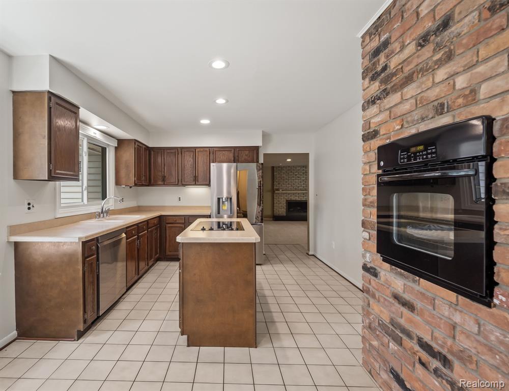 663 Lake Forest Road Rochester, MI 48309 - Photo 16 of 37