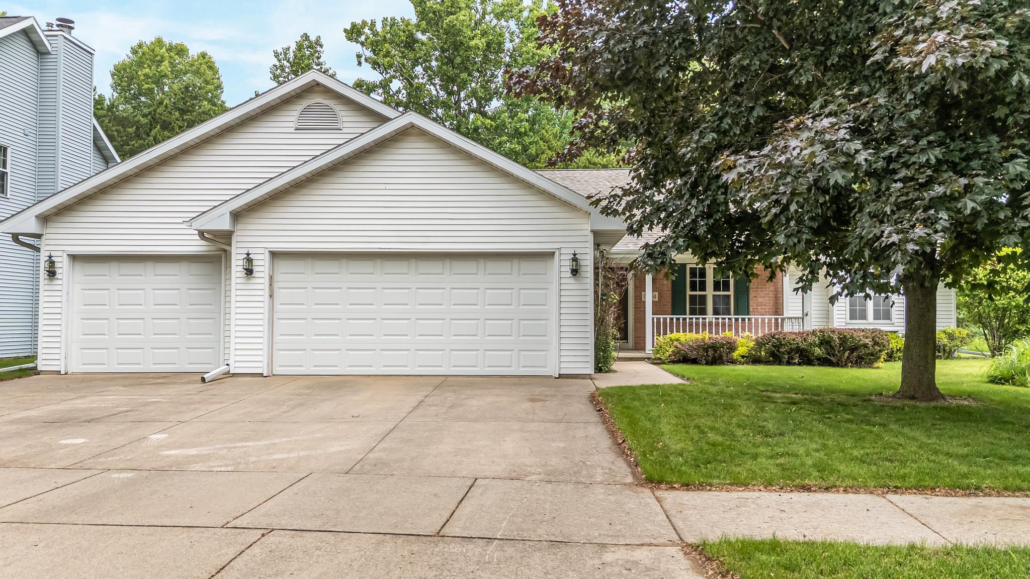 1424 East Keystone Lane Appleton, WI 54913 - Photo 2 of 50