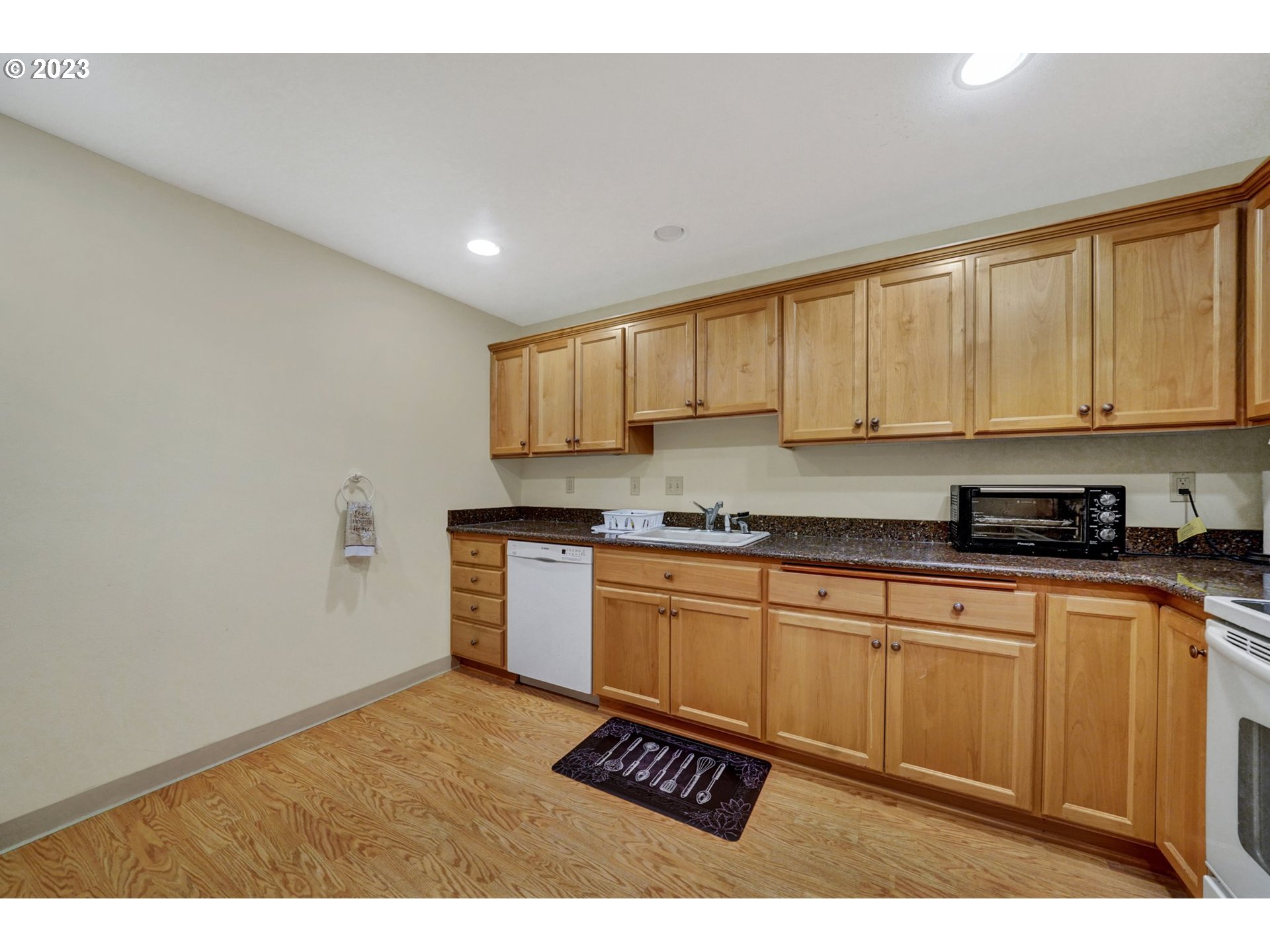 4460 Southwest Scholls Ferry Road, Unit 23 Portland, OR 97225 - Photo 8 of 21 Kitchen