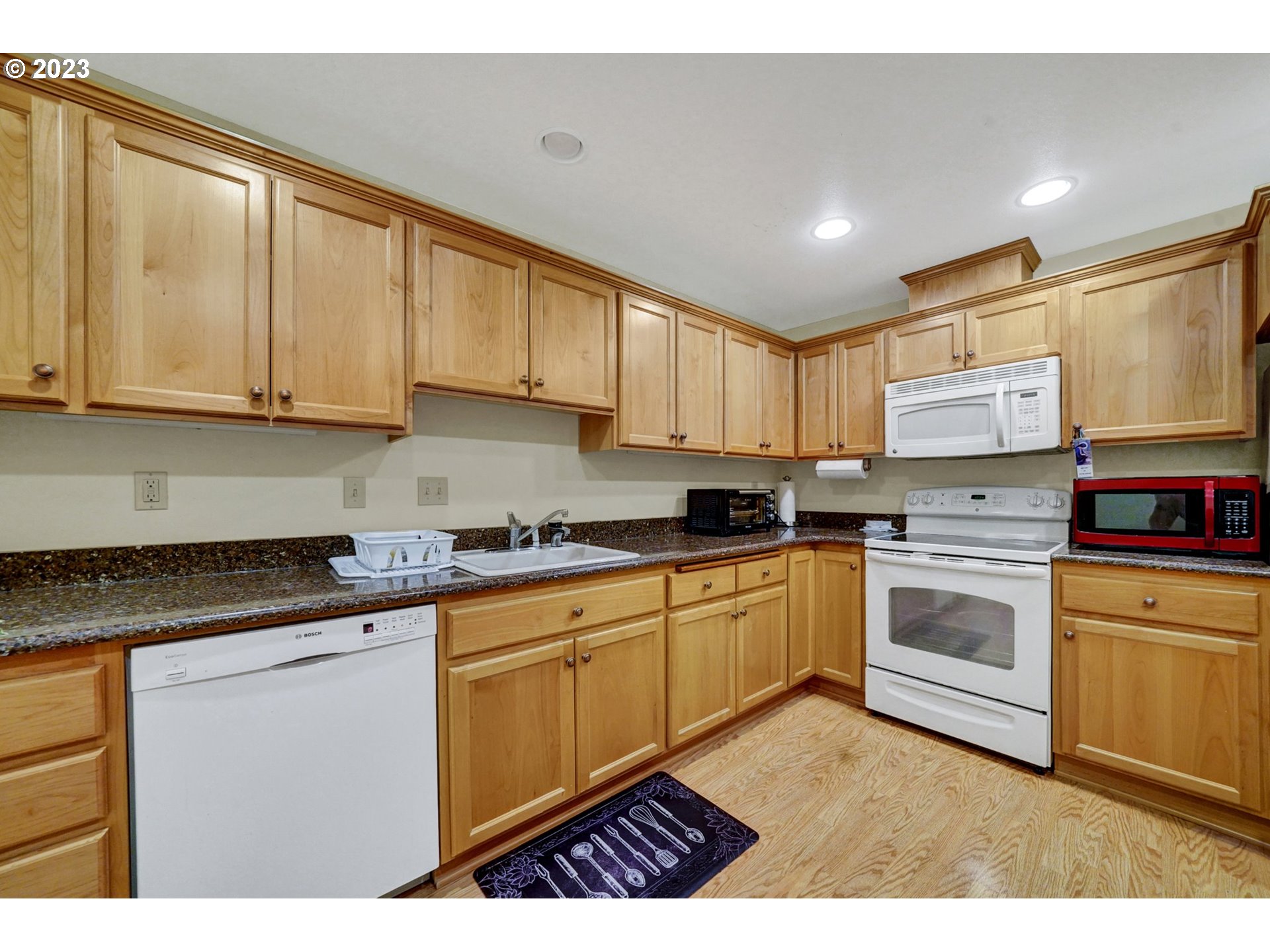 4460 Southwest Scholls Ferry Road, Unit 23 Portland, OR 97225 - Photo 9 of 21 Kitchen