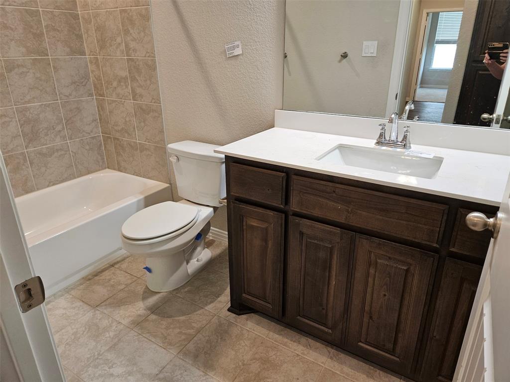 509 Smith Road Springtown, TX 76082 - Photo 27 of 28 Hall bath shared by Bedrooms 2,3 & 4