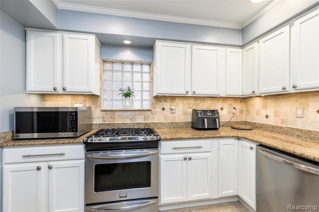1315 Hampton Road Grosse Pointe, MI 48236 - Photo 9 of 60