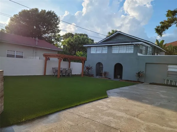 $1,900 | 2417 West Gray Street, Tampa, FL 33609