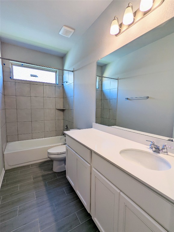 121 Drifter Lane Jarrell, TX 76537 - Photo 10 of 17 a bathroom with a sink a toilet and bathtub