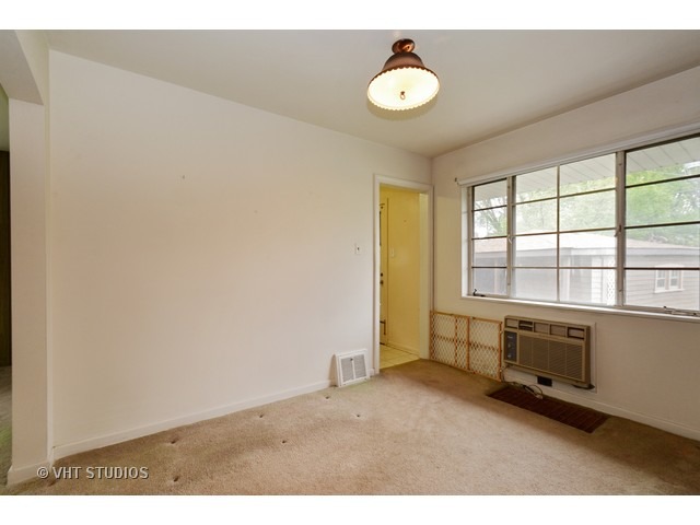 2052 Downey Road Homewood, IL 60430 - Photo 5 of 10 a view of an empty room and window