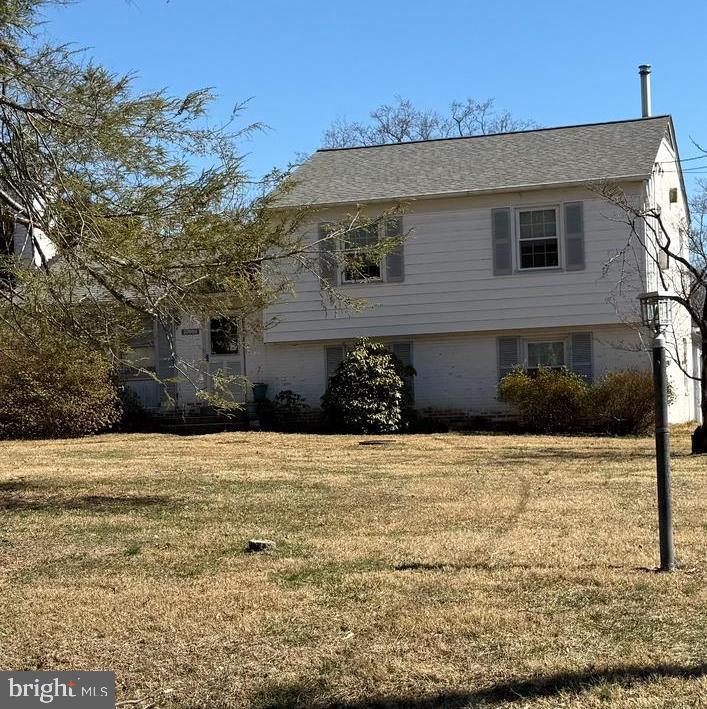 20909 Brooke Knolls Road Gaithersburg, MD 20882 - Photo 3 of 3 a front view of a house with a yard