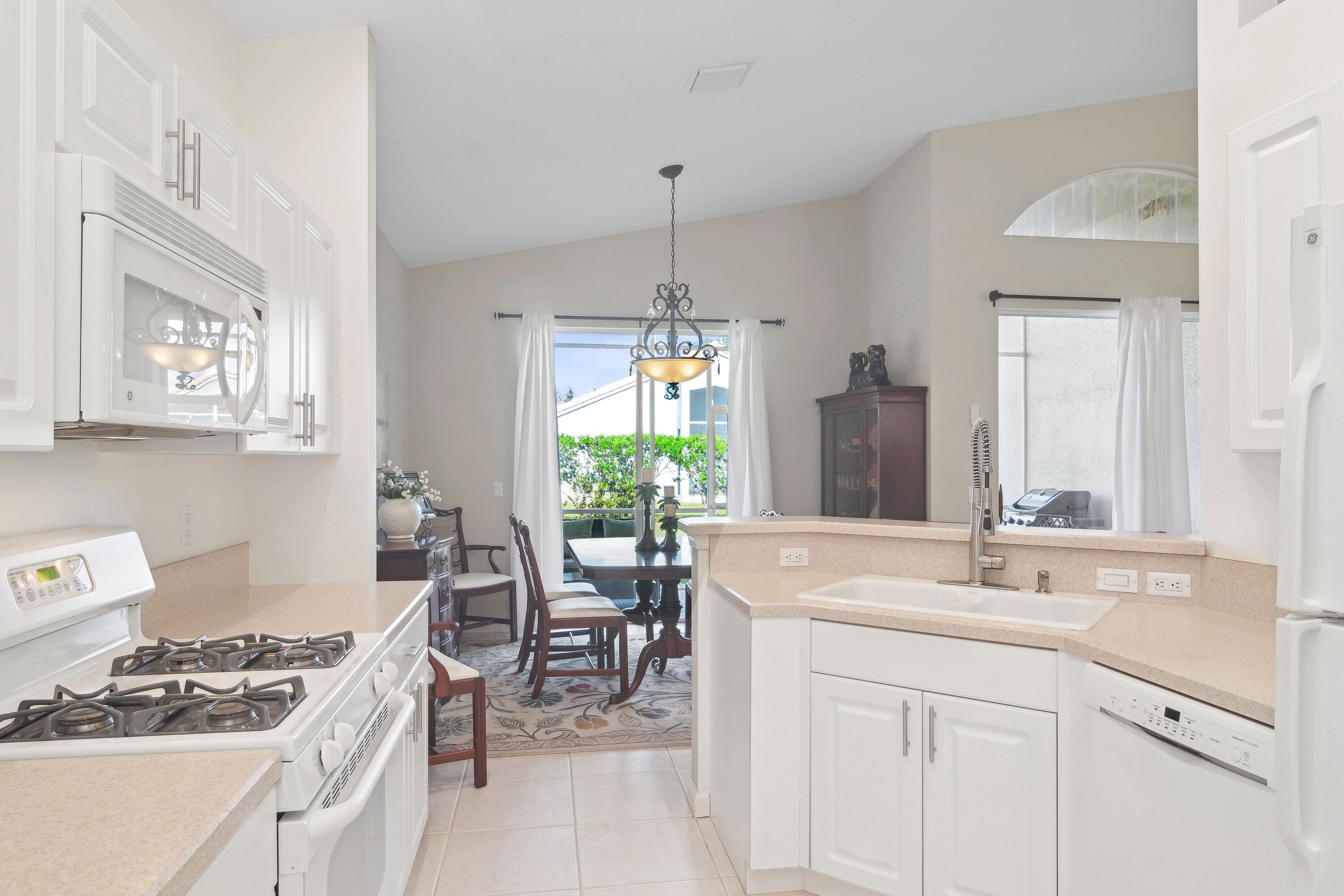 401 Springview Loop Port St. Lucie, FL 34986 - Photo 9 of 54 09_401NWSpringviewLoop_177001_Kitchen_Hi