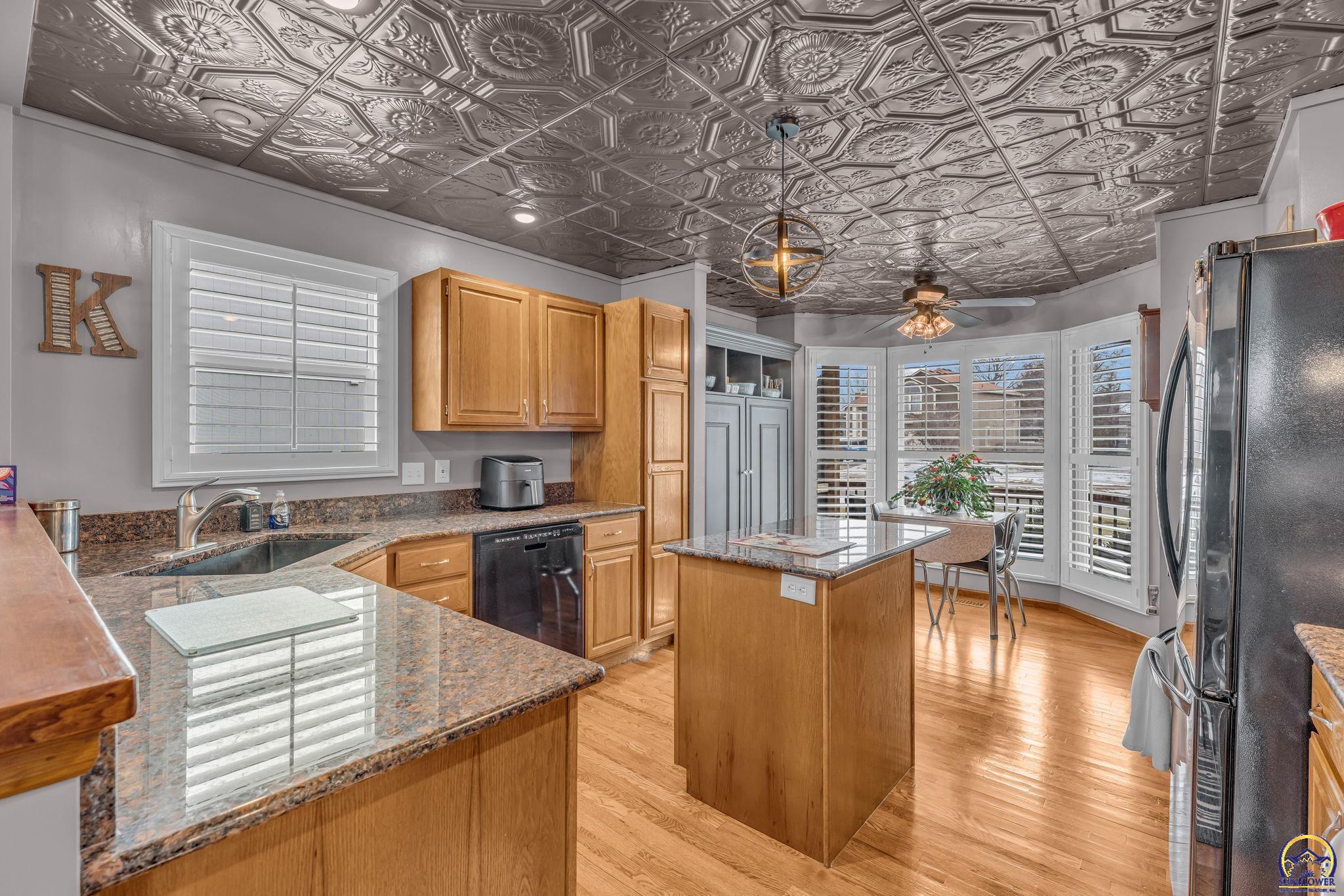 5608 Southwest 34th Terrace Topeka, KS 66614 - Photo 9 of 37