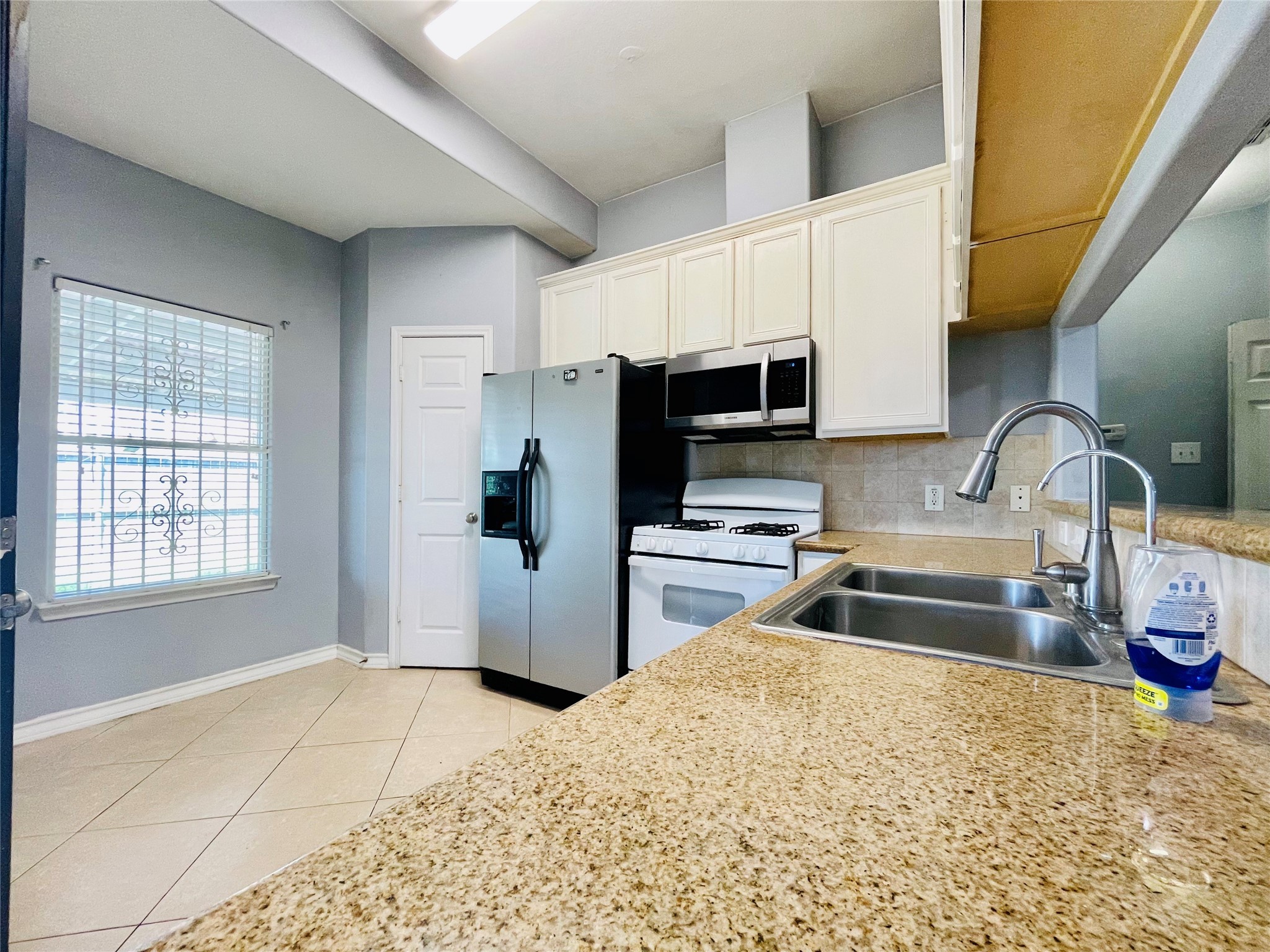 13739 Canyon Hollow Loop Houston, TX 77083 - Photo 11 of 14 a kitchen with stainless steel appliances kitchen island granite countertop a sink and a stove
